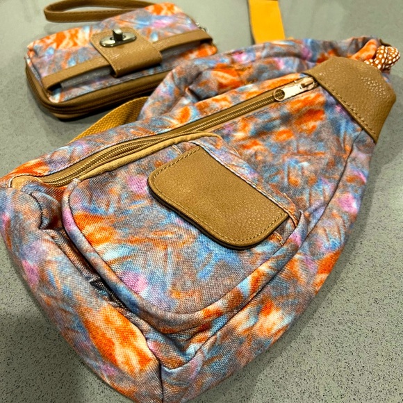 Vintage Style Cross-Body Bag With Matching Wristlet - Picture 5 of 16